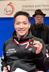 メダルを持つ藤田道宣選手