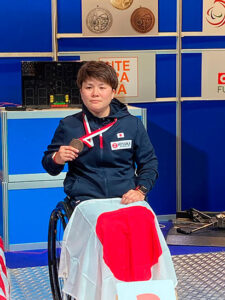 メダルを持つ櫻井杏理選手